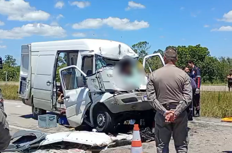 Operação delicada mobiliza bombeiros para salvar motorista preso nas ferragens na BR-116