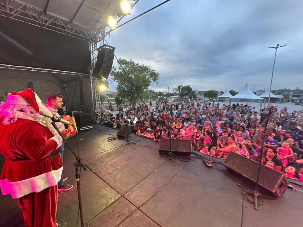 Papai Noel chega de surpresa na "Tarde Encantada" para abrir o Natal em Camaquã