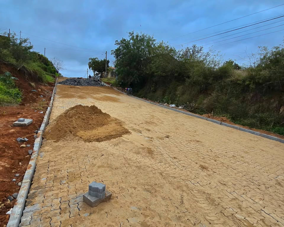 Parceria entre Prefeitura e moradores viabiliza calçamento na Rua Colômbia, em Camaquã