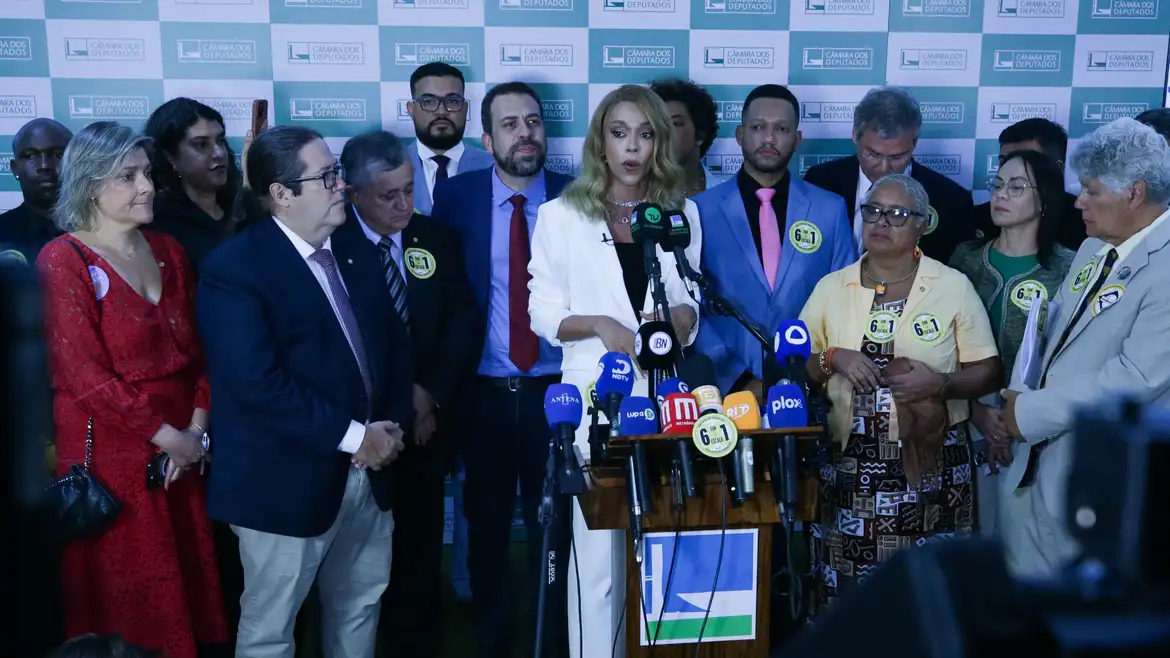 PEC contra escala 6x1 é protocolada na Câmara com 234 assinaturas
