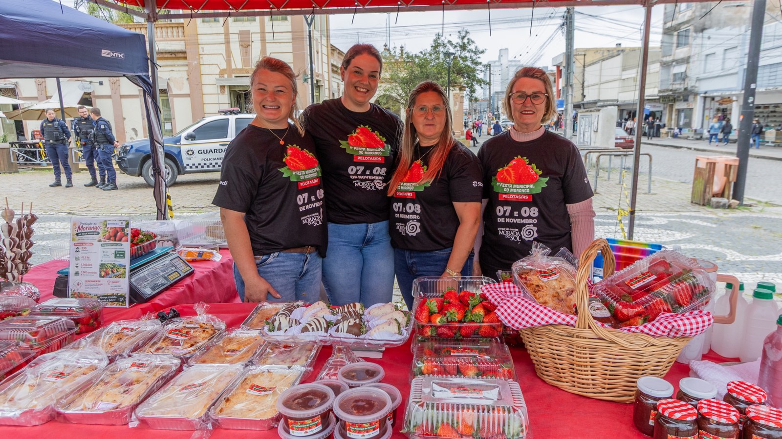 Morangos frescos expostos para venda na abertura da Feira Municipal em Pelotas.