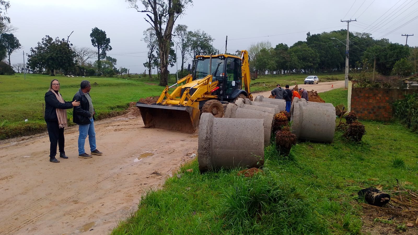 Equipe da SDR trabalha na troca das tubulações do bueiro na estrada do Monte Bonito, em Pelotas