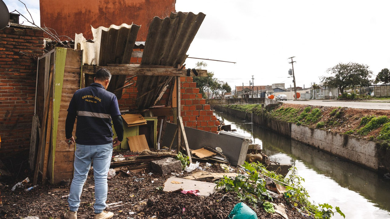 Demolição de imóveis em área de risco às margens do Canal do Pepino, zona do Porto de Pelotas