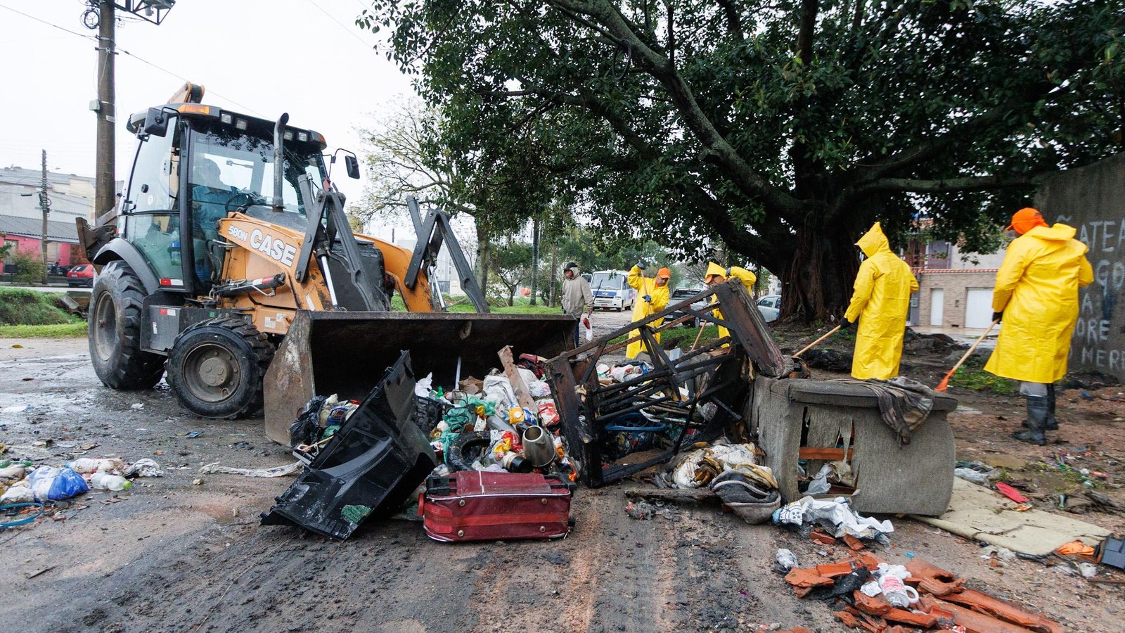 Resíduos acumulados às margens de canal urbano de Pelotas comprometem o escoamento das águas pluviais.