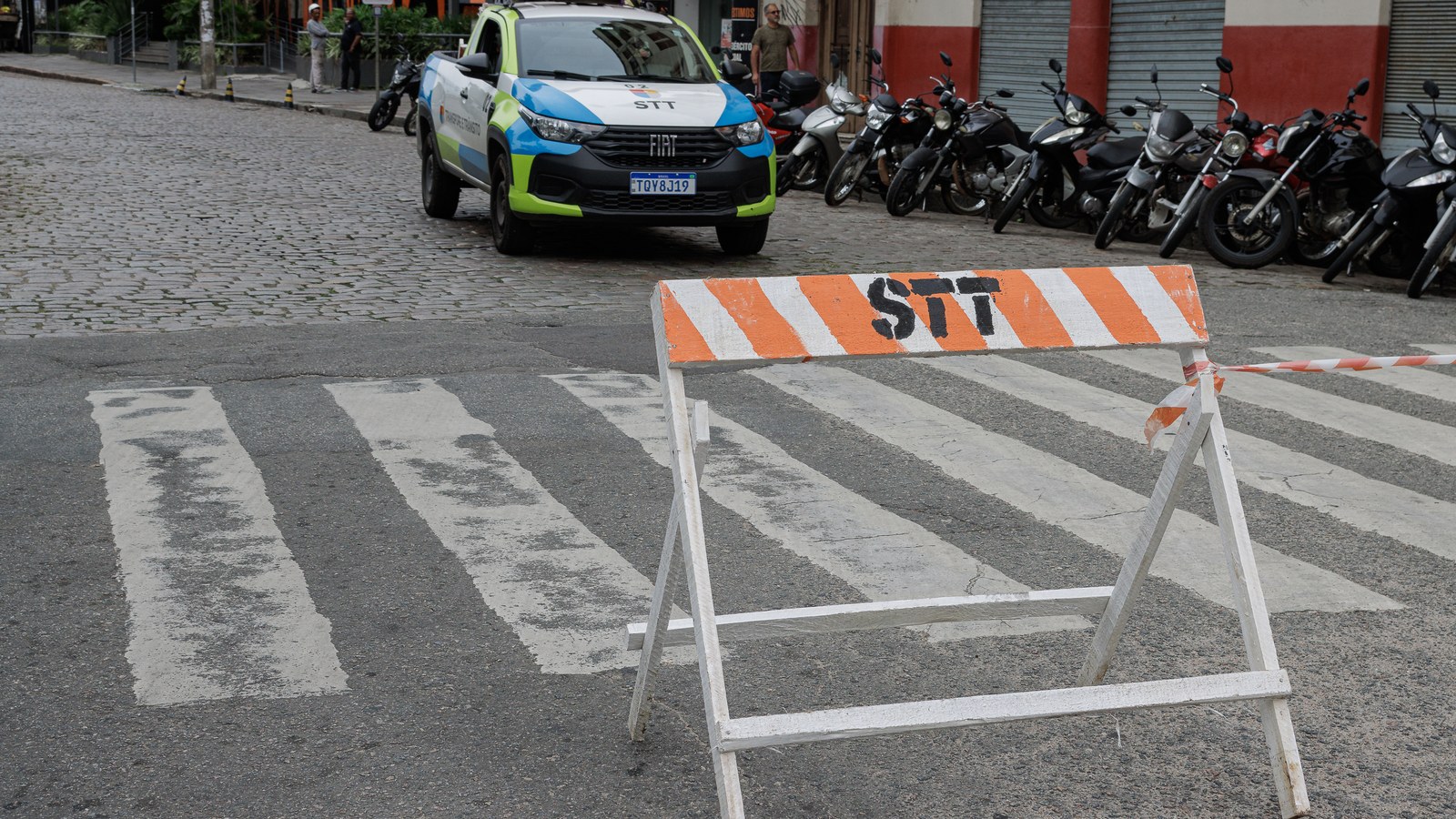 Cone de sinalização marca rua interditada no centro de Pelotas durante o feriado