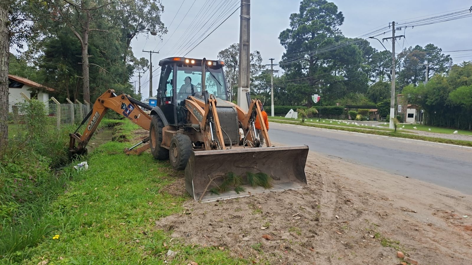 Equipe municipal realiza roçado e recolhimento de resíduos em via de Pelotas nesta quarta-feira