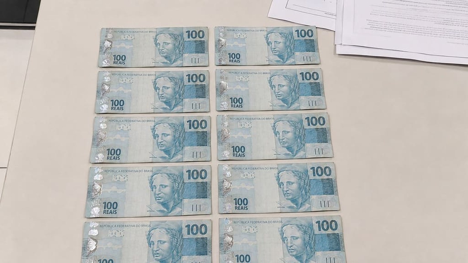 Cédulas de R$ 100 apreendidas pela Polícia Federal durante a Operação Estio no RS.