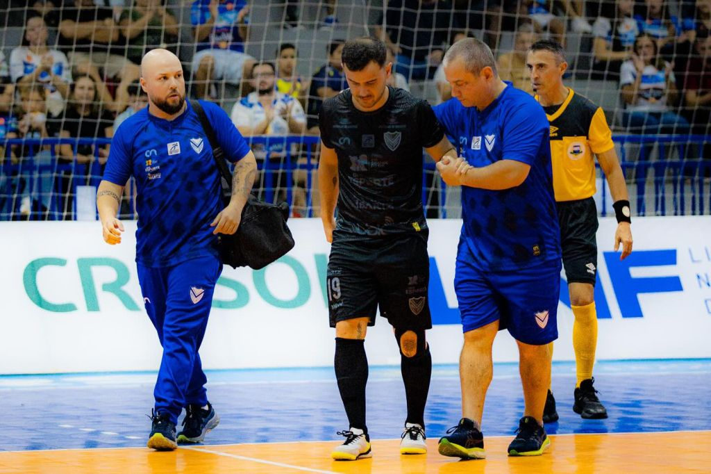 Pivô Toninho sofre lesão e desfalca Velez Camaquã na LNF Silver