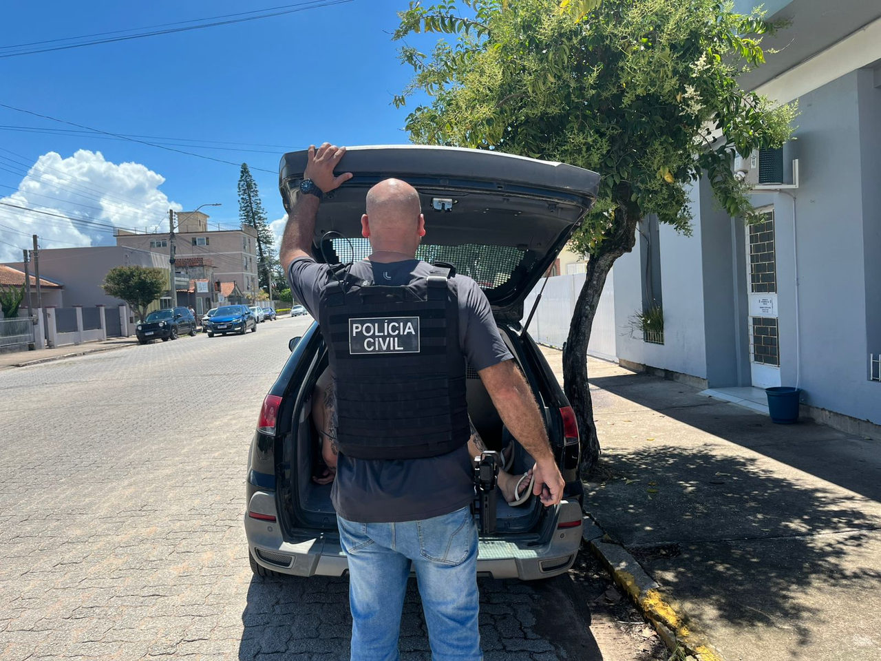 Polícia Civil prende jovem e apreende moto em ofensiva contra o tráfico em São Lourenço do Sul