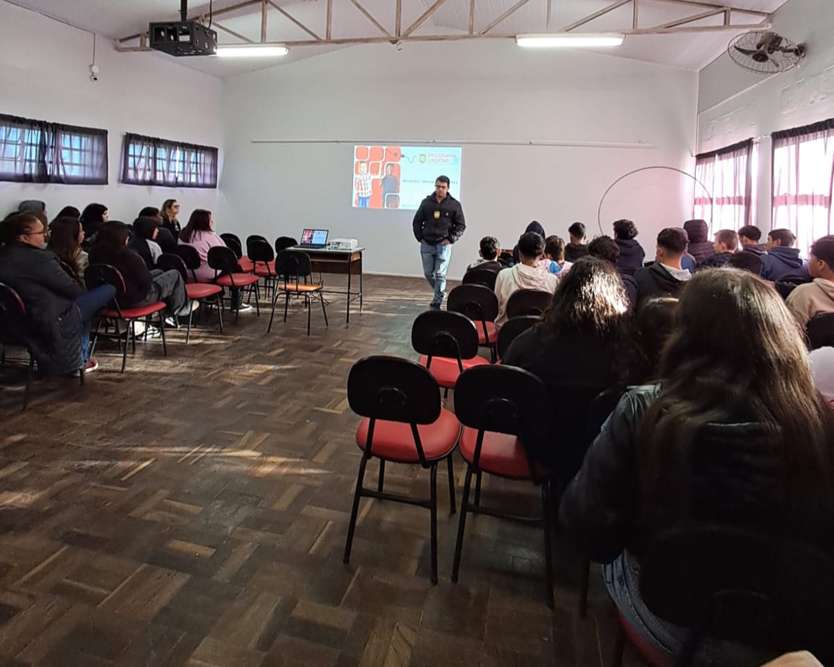 Polícia Civil realiza palestra do Programa Libertar na Escola Machado de Assis em São Lourenço do Sul