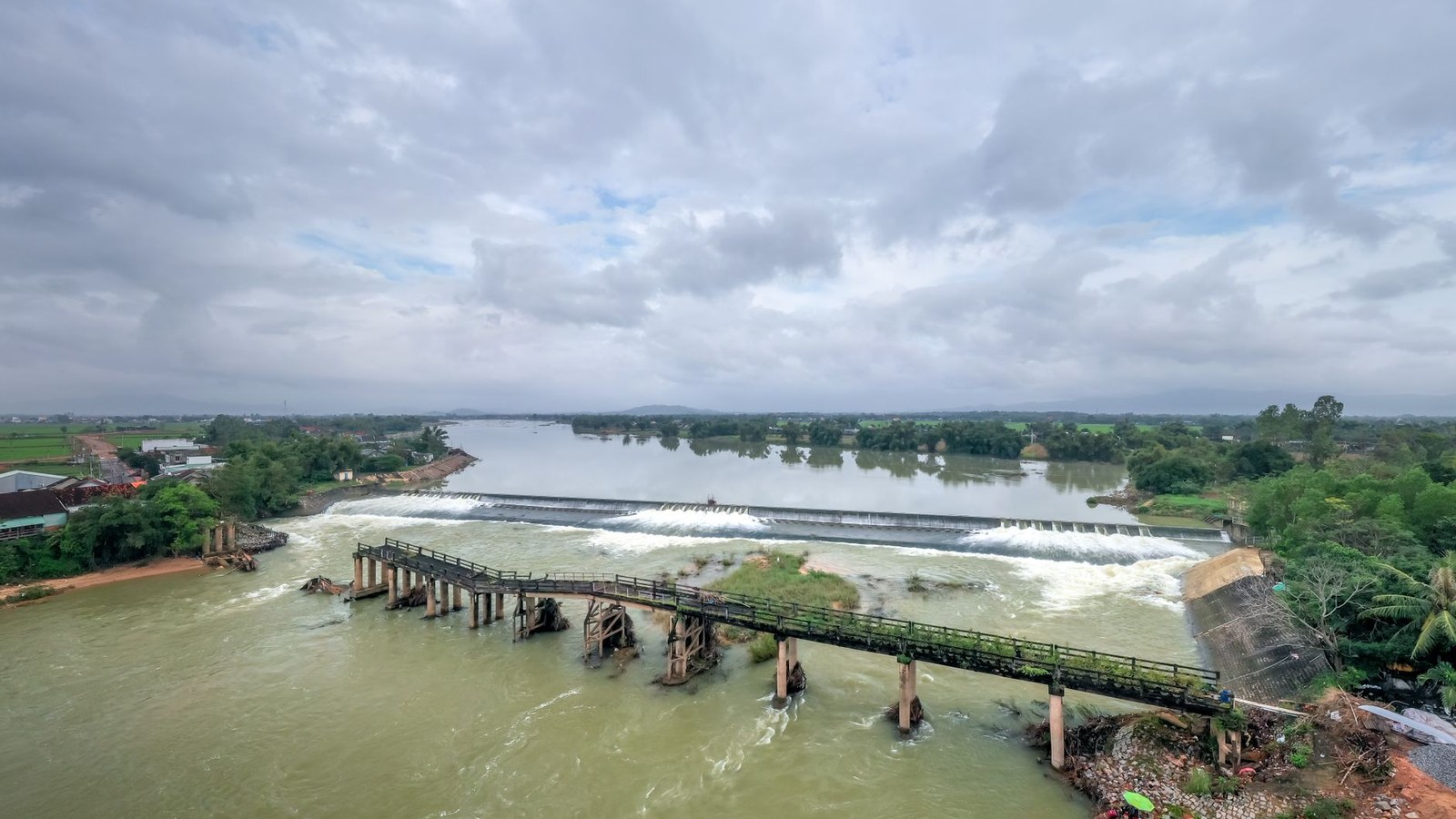 Ponte de Cotiporã perde parte do tabuleiro após nova cheia
