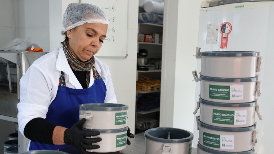 Prato Gaúcho leva cozinhas comunitárias a 37 cidades atingidas pelas cheias no RS