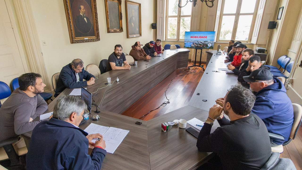 Prefeito Fernando Marroni durante reunião com motoristas de aplicativo no Paço Municipal de Pelotas