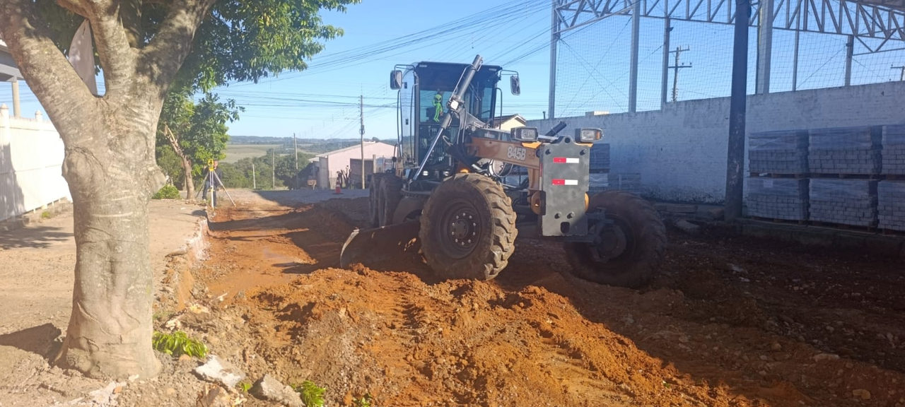 Prefeitura de Camaquã inicia rebaixamento de solo para pavimentar rua no bairro Centenário