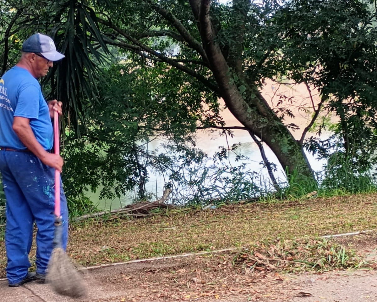 Prefeitura de Camaquã realiza manutenção na Praça da Legalidade e bairro Olaria