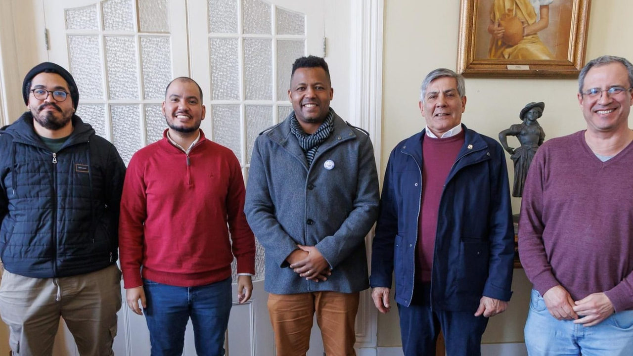 Encontro entre prefeito Fernando Marroni e vice-reitor da UFPel no Paço Municipal de Pelotas