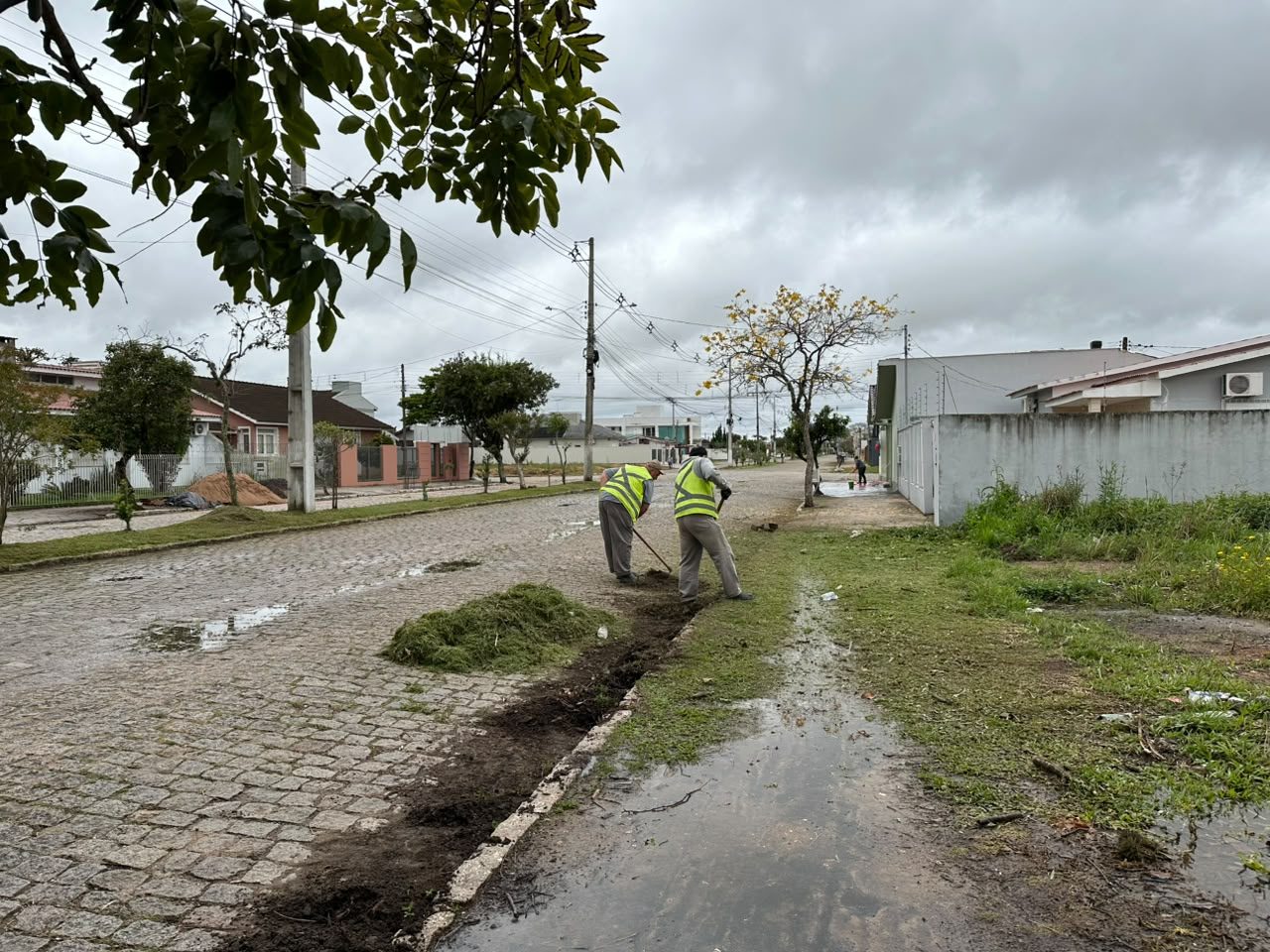 Prefeitura faz limpeza urbana na avenida Ernani Silveira, no bairro Olaria, em Camaquã