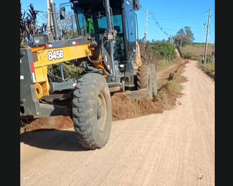 Prefeitura intensifica obras de patrolamento em ruas da Vila São Carlos em Camaquã