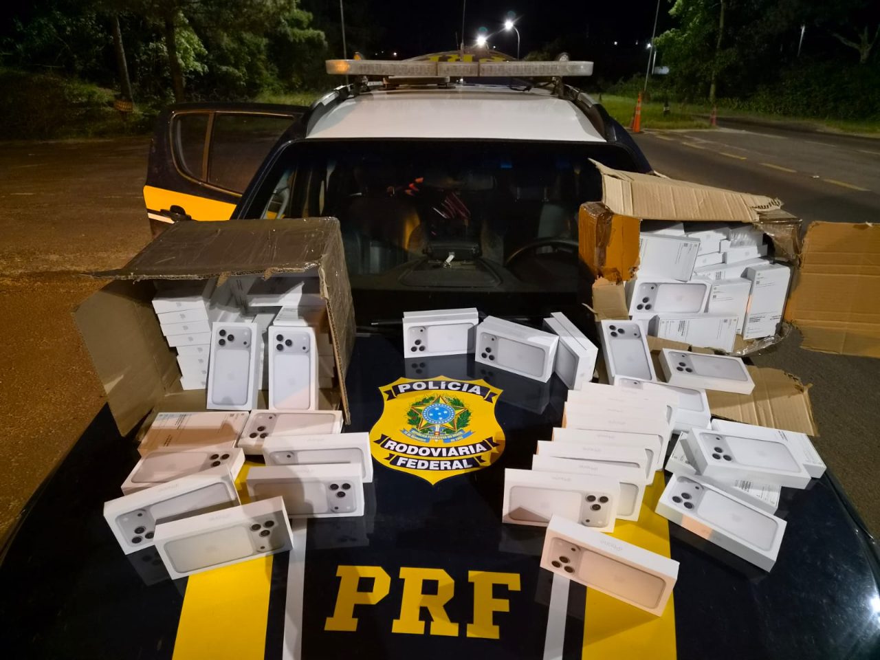 PRF apreende 116 iPhones avaliados em R$ 900 mil na BR-290 em Rosário do Sul