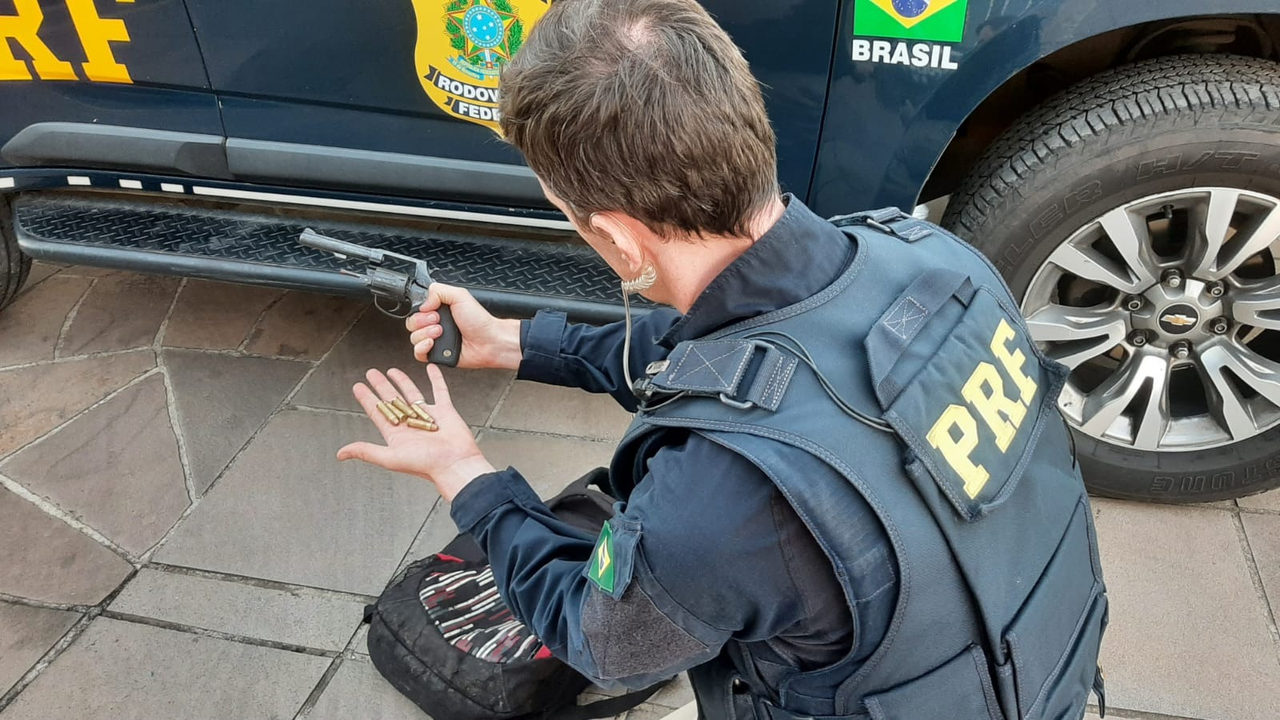 PRF apreende adolescente armado em ônibus na BR 290