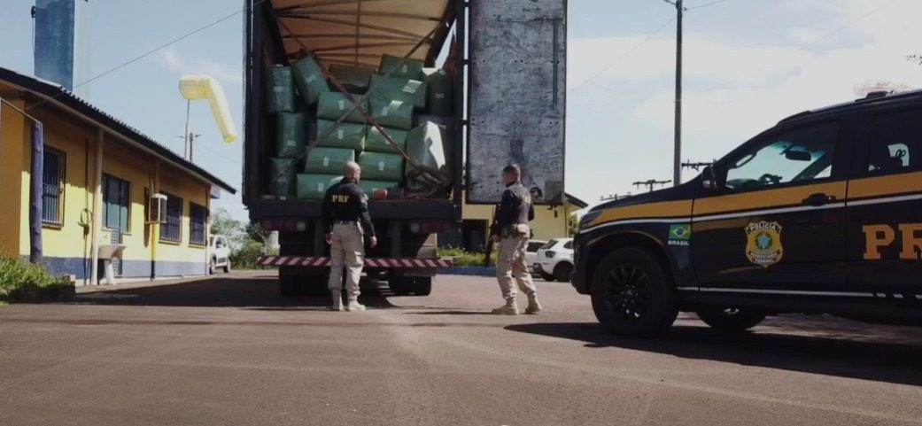 PRF apreende caminhão com R$ 3 milhões em mercadorias de descaminho na BR-101