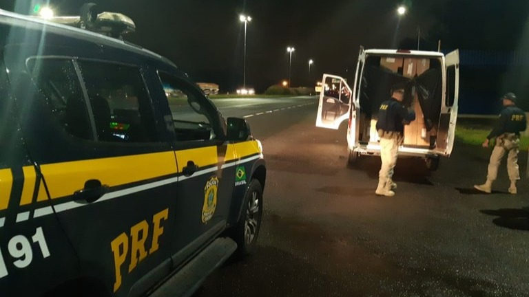 PRF apreende carga com 75 mil maços de cigarros em Osório