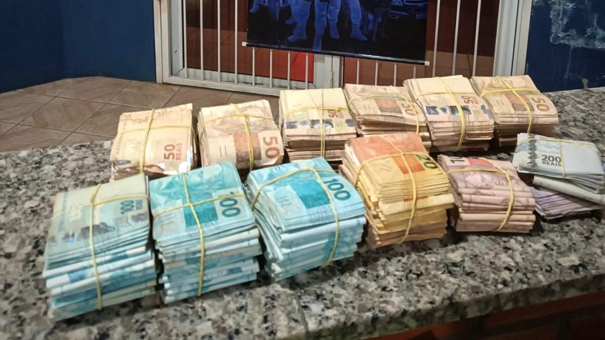 PRF apreende mais de 140 mil reais escondidos em carro de transporte por aplicativo