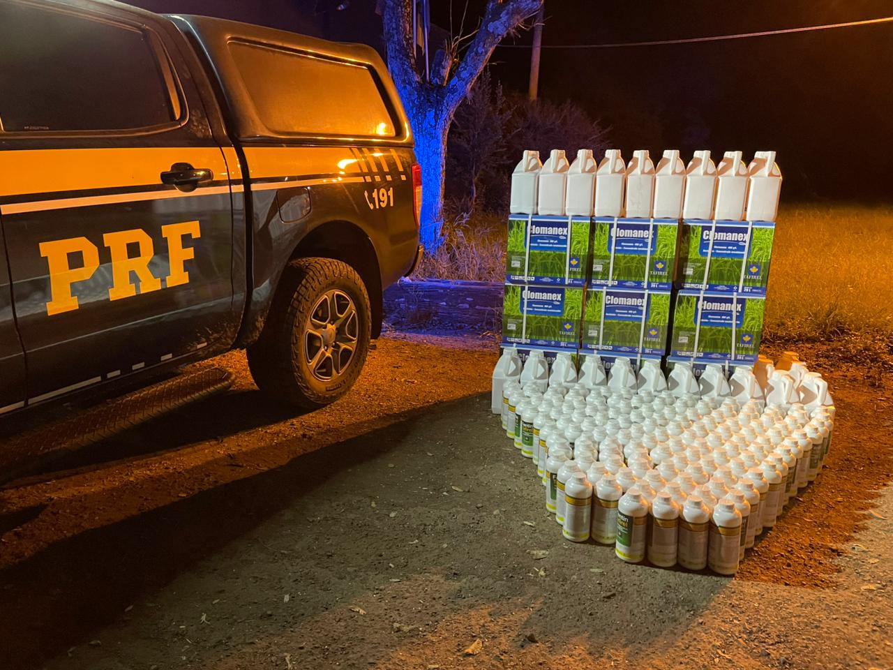 PRF apreende mais de 400 litros de agrotóxico estrangeiro e prende contrabandista na BR-290 em Alegrete