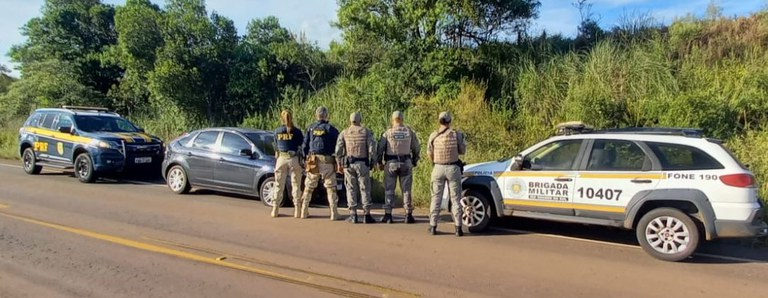 PRF e BM prendem homem armado em carro roubado e clonado
