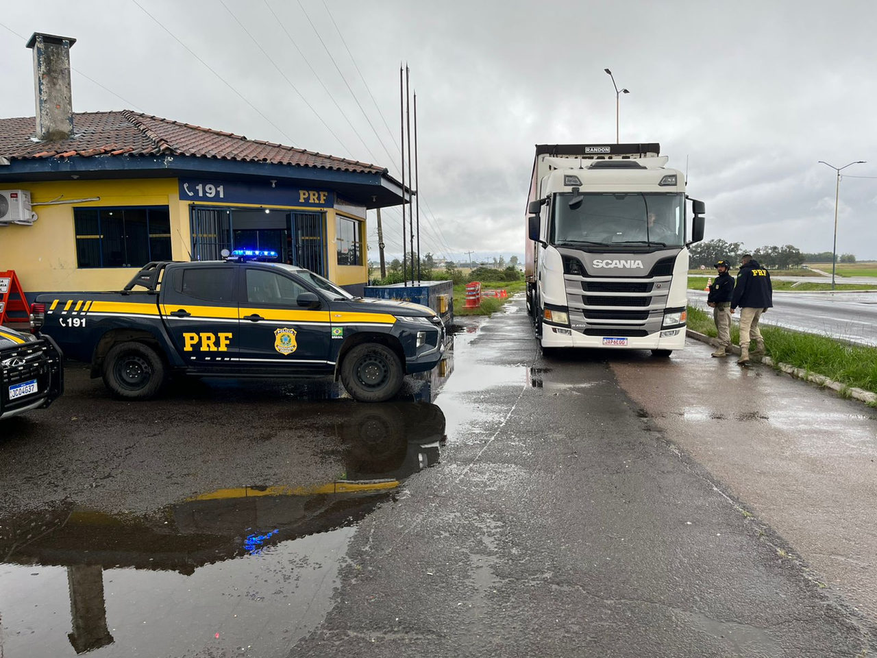 PRF e Secretaria de Saúde realizam Comando de Saúde com vacinação para motoristas na BR-116 em Camaquã