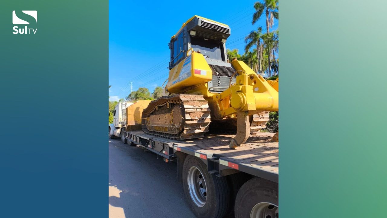 Carreta transportava trator de esteira sem amarração na BR-470, em Nova Prata.