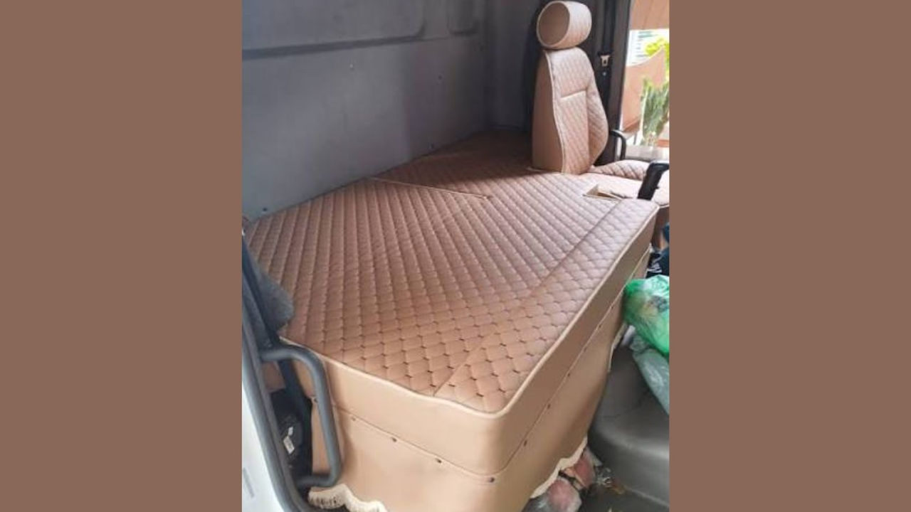 Caminhão estacionado à beira da rodovia, com cabine adaptada para descanso do motorista