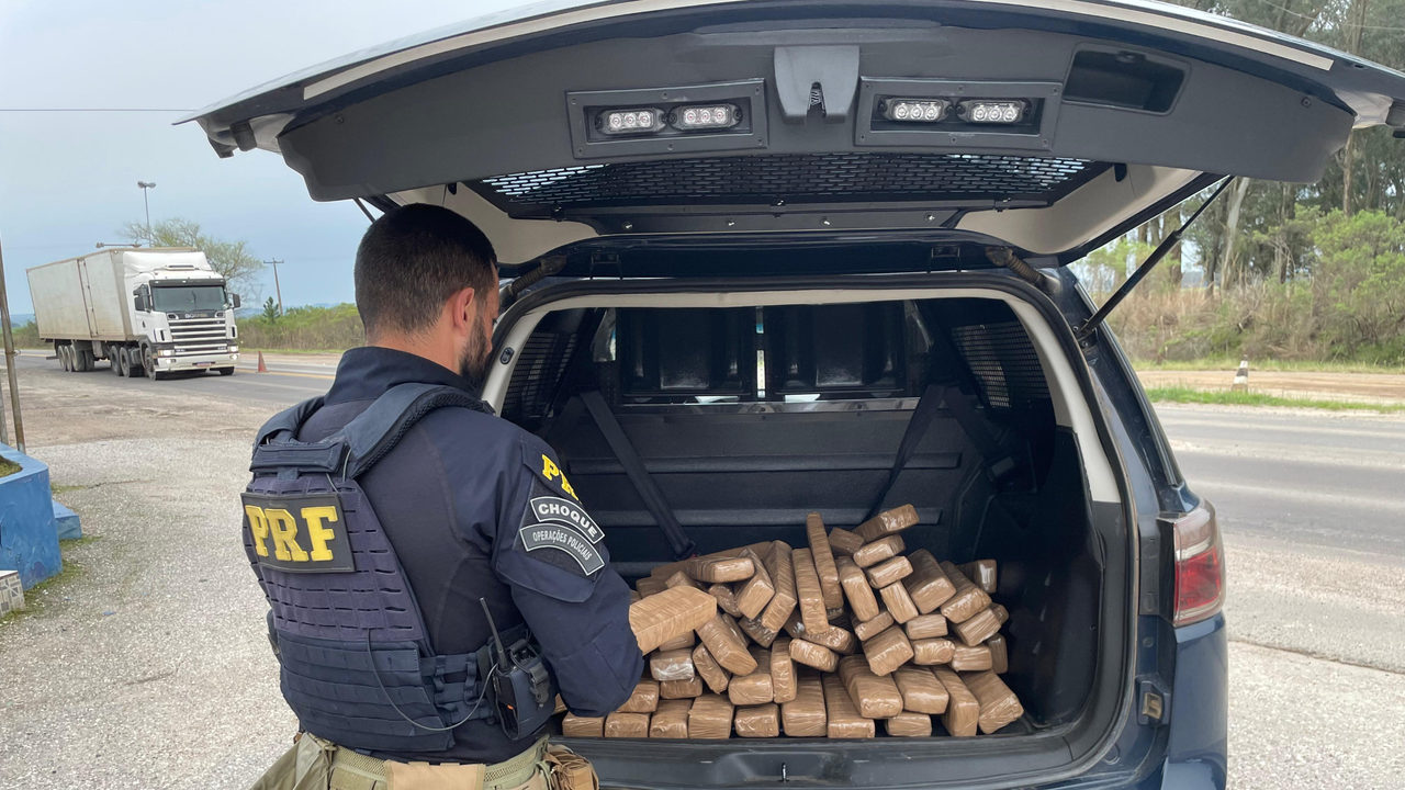 PRF prende casal que viajava com os filhos transportando 70 quilos de maconha em Bagé