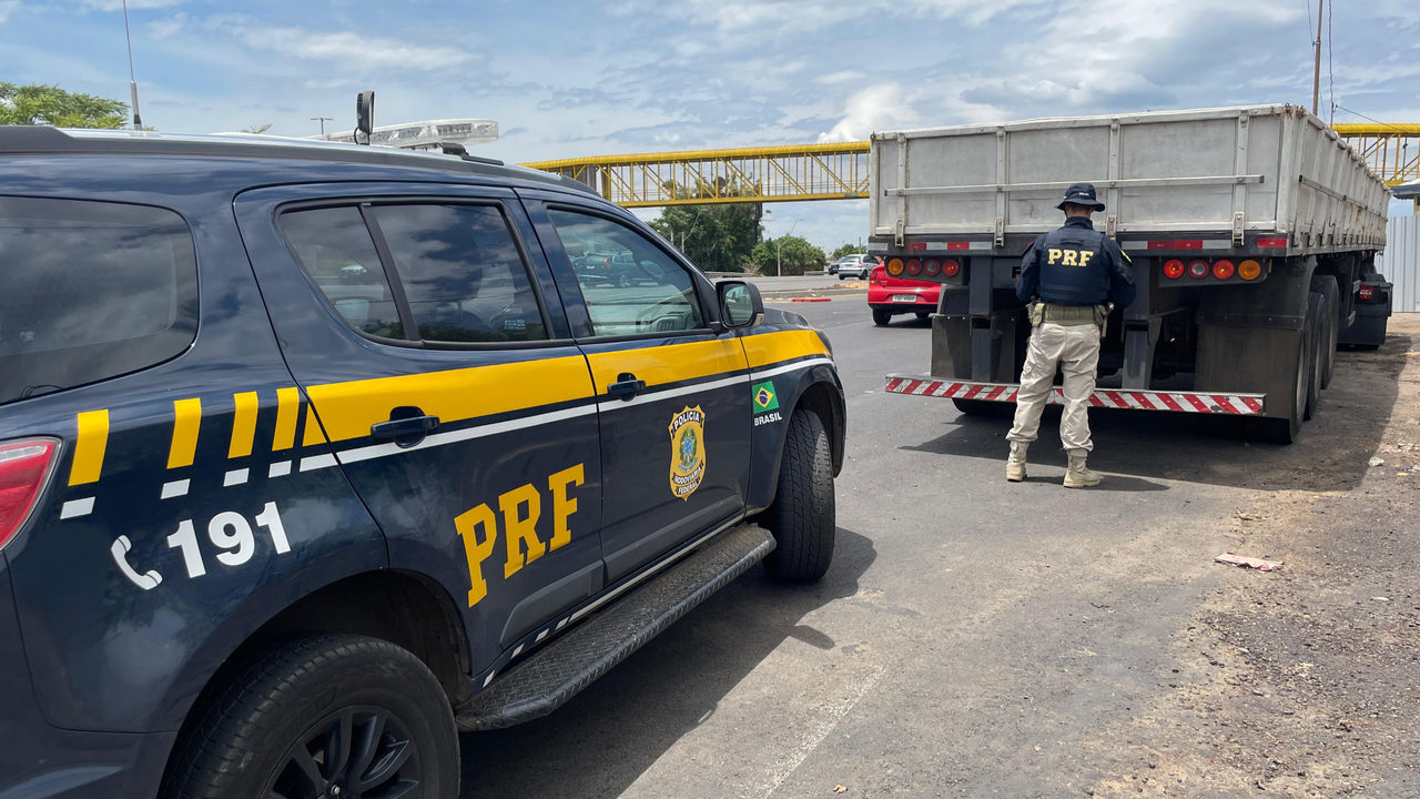 PRF prende condutor de caminhão com semirreboque com placa clonada