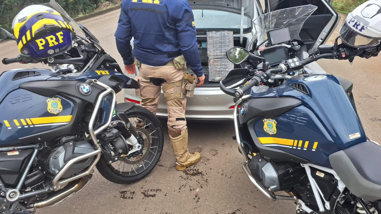 PRF prende dois traficantes transportando maconha em Passo Fundo