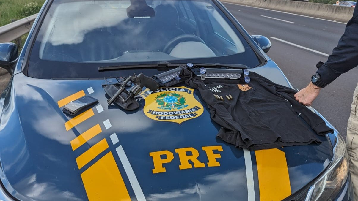 PRF prende dupla armada com jipe roubado e uniforme similar ao da polícia