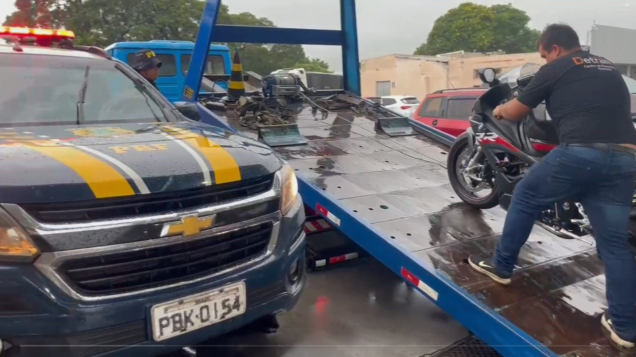 PRF prende homem pilotando moto com dispositivo para esconder a placa