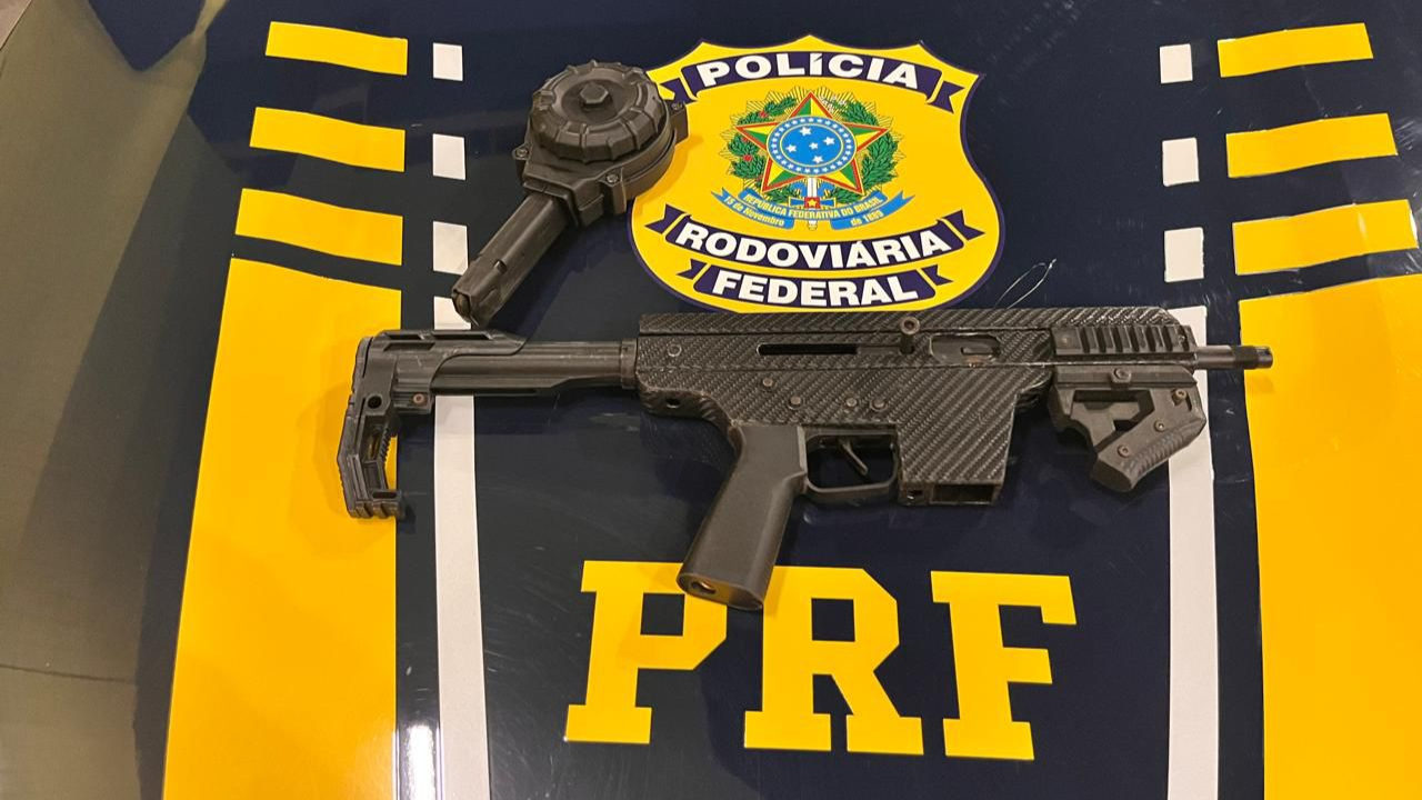 PRF prende homem portando arma longa de calibre restrito em Rio Grande