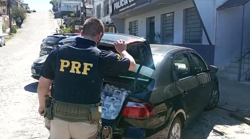 PRF prende homem procurado pela justiça transportando quase 180 litros de agrotóxicos ilegais em Camaquã
