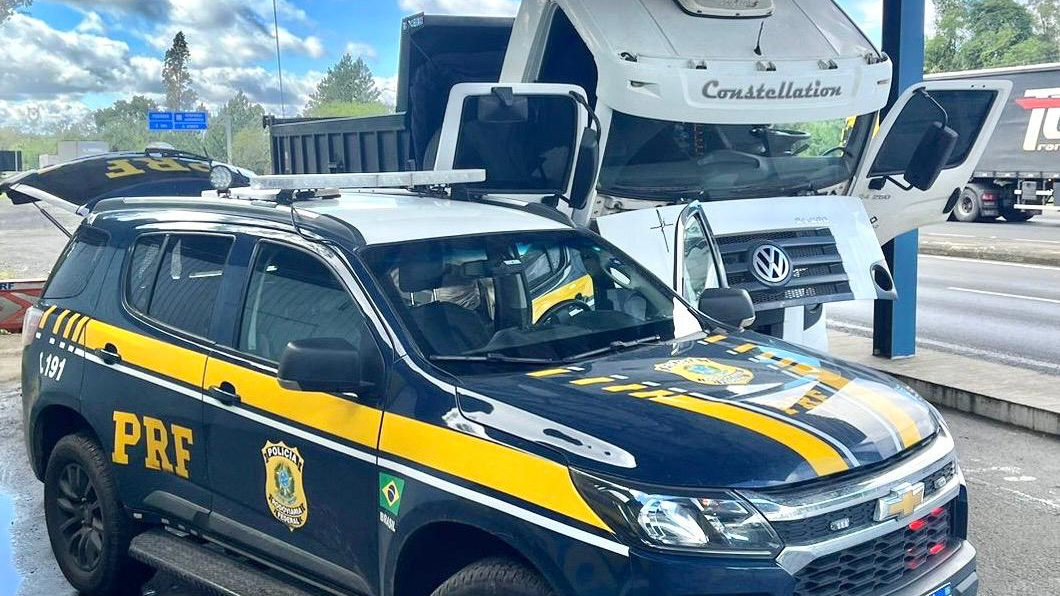 PRF prende motorista dirigindo caminhão com placas clonadas em Montenegro/RS