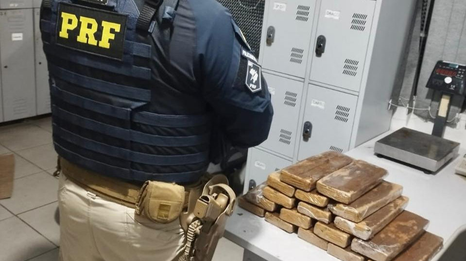 PRF prende mulher com mala cheia de maconha em veículo de transporte por aplicativo abordado em Pelotas