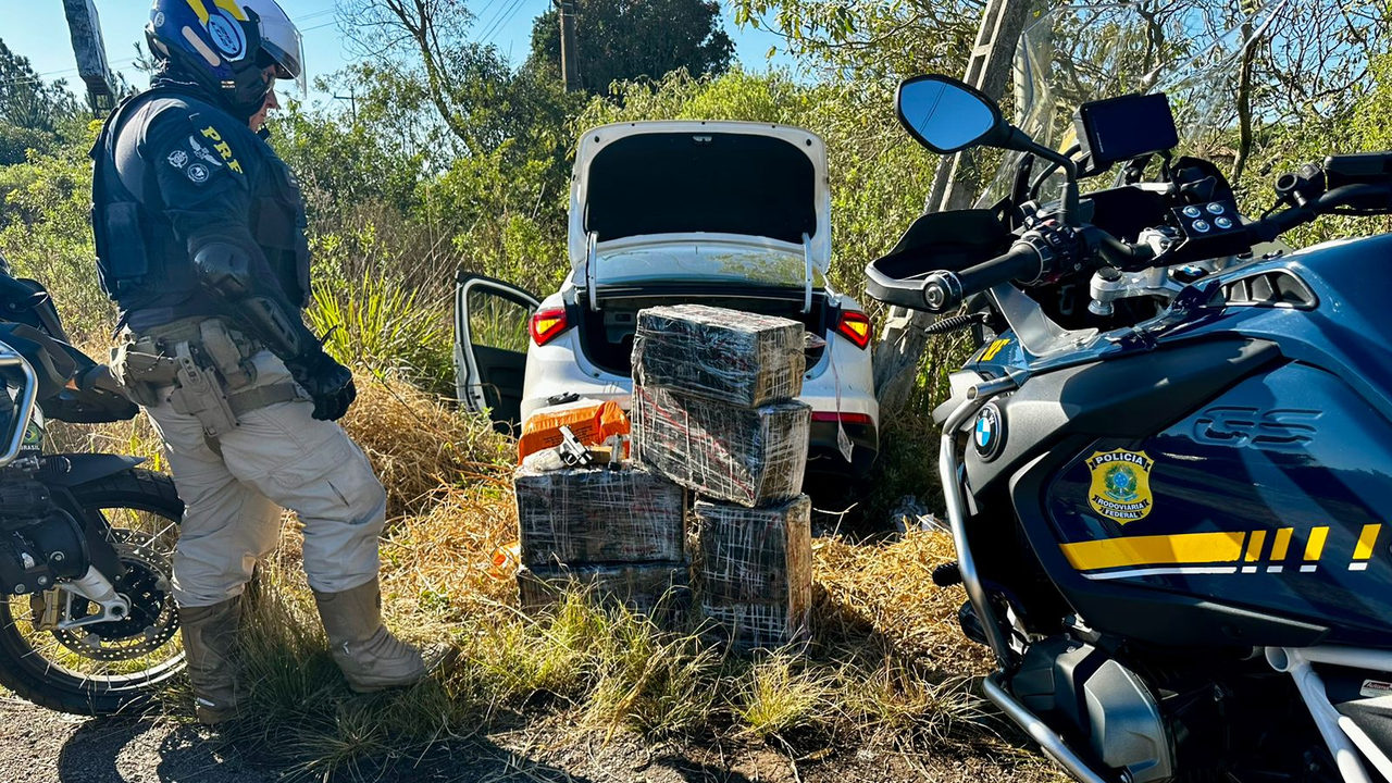 PRF prende traficante armado transportando maconha em Passo Fundo