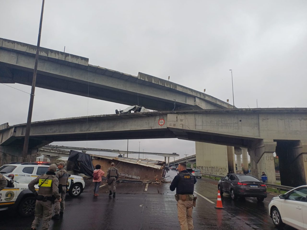 PRF prevê bloqueios na Freeway para remover caminhão sobre a nova Ponte do Guaíba