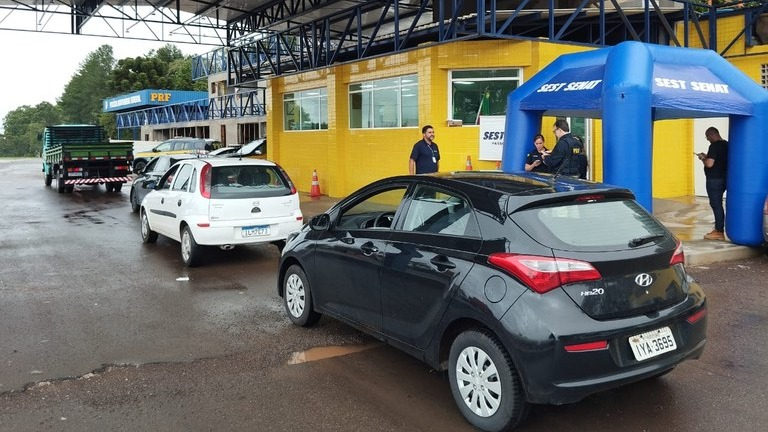 PRF realiza atividade de educação para o trânsito na BR 285 em Passo Fundo