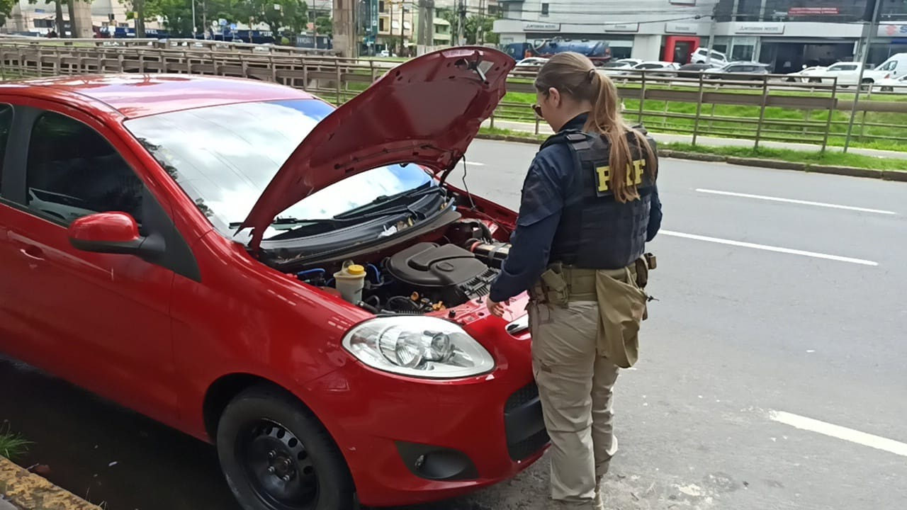 PRF recupera Palio roubado há menos de um mês e prende dupla em Porto Alegre