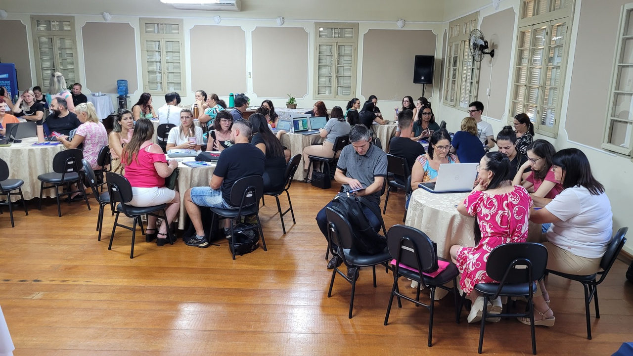 Professores da Rede Municipal recebem formação do Sistema Aprende Brasil