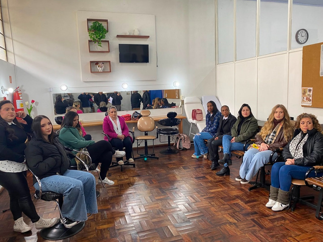Projeto Beleza que Transforma forma nova turma de maquiagem em Camaquã