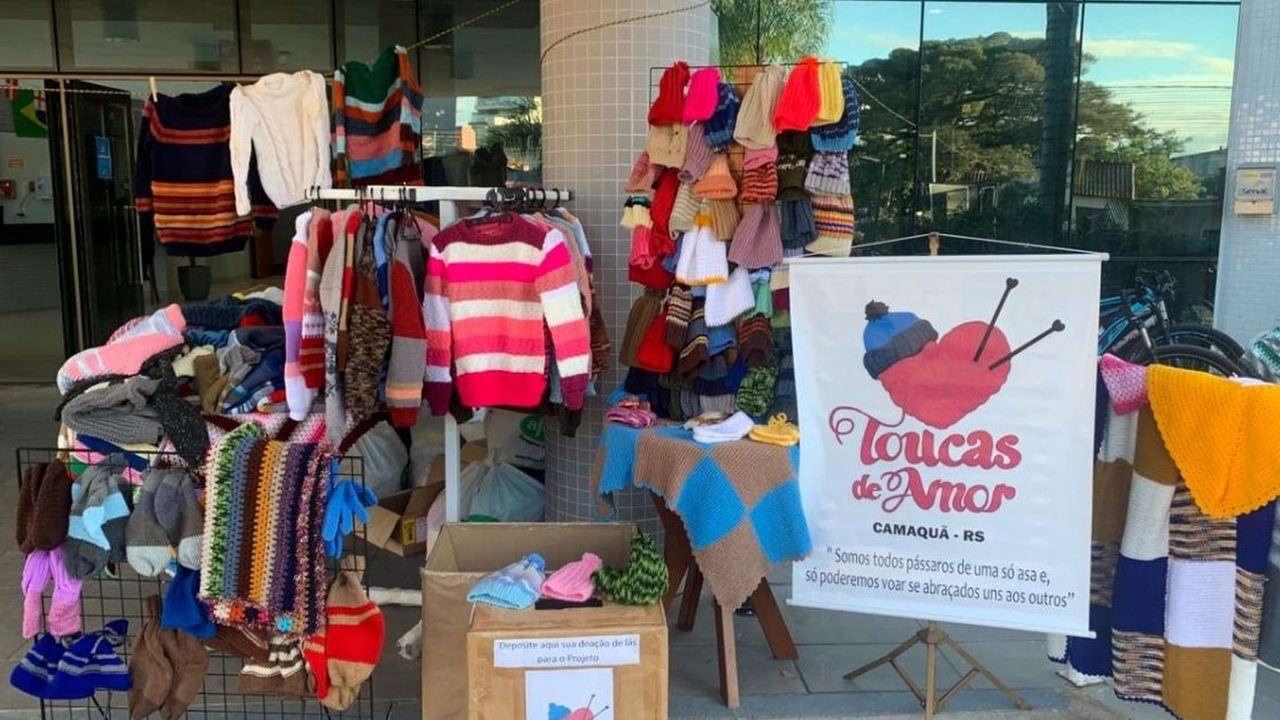 Projeto Toucas de Amor faz drive-thru em Camaquã para arrecadar lã e aquecer o inverno
