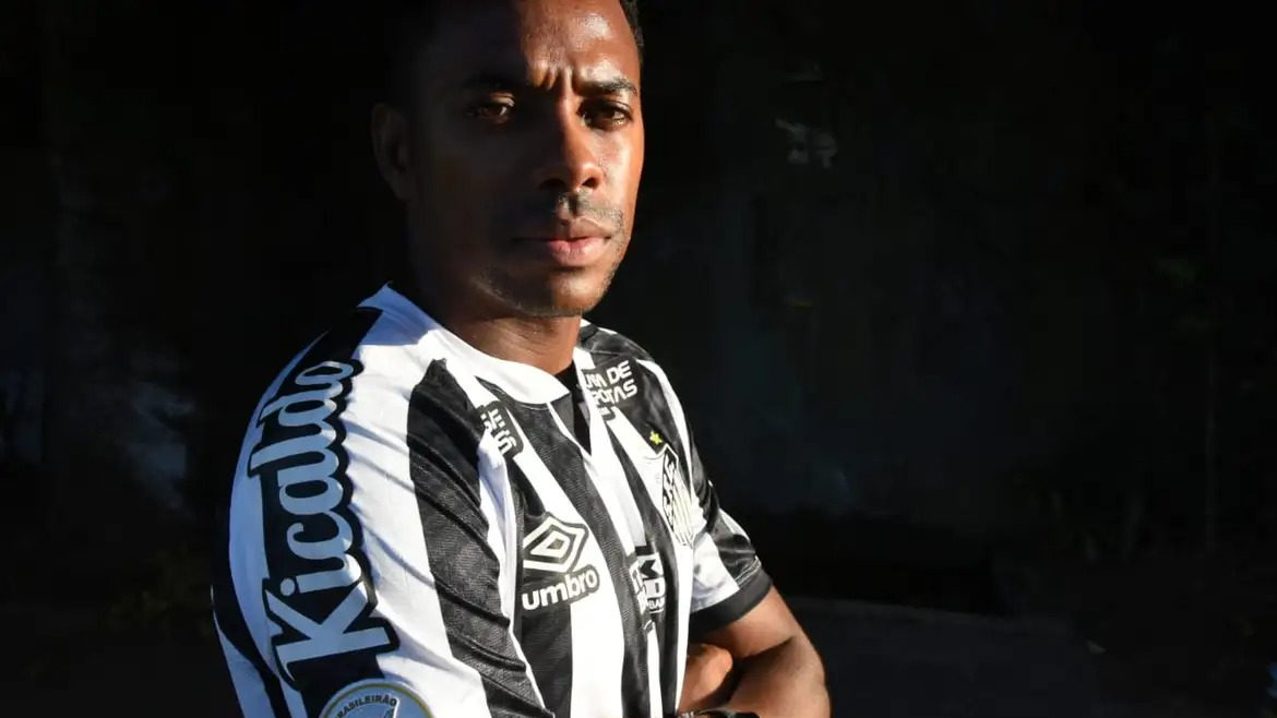 Robinho passa noite na cadeia e ficará uma semana em cela separada
