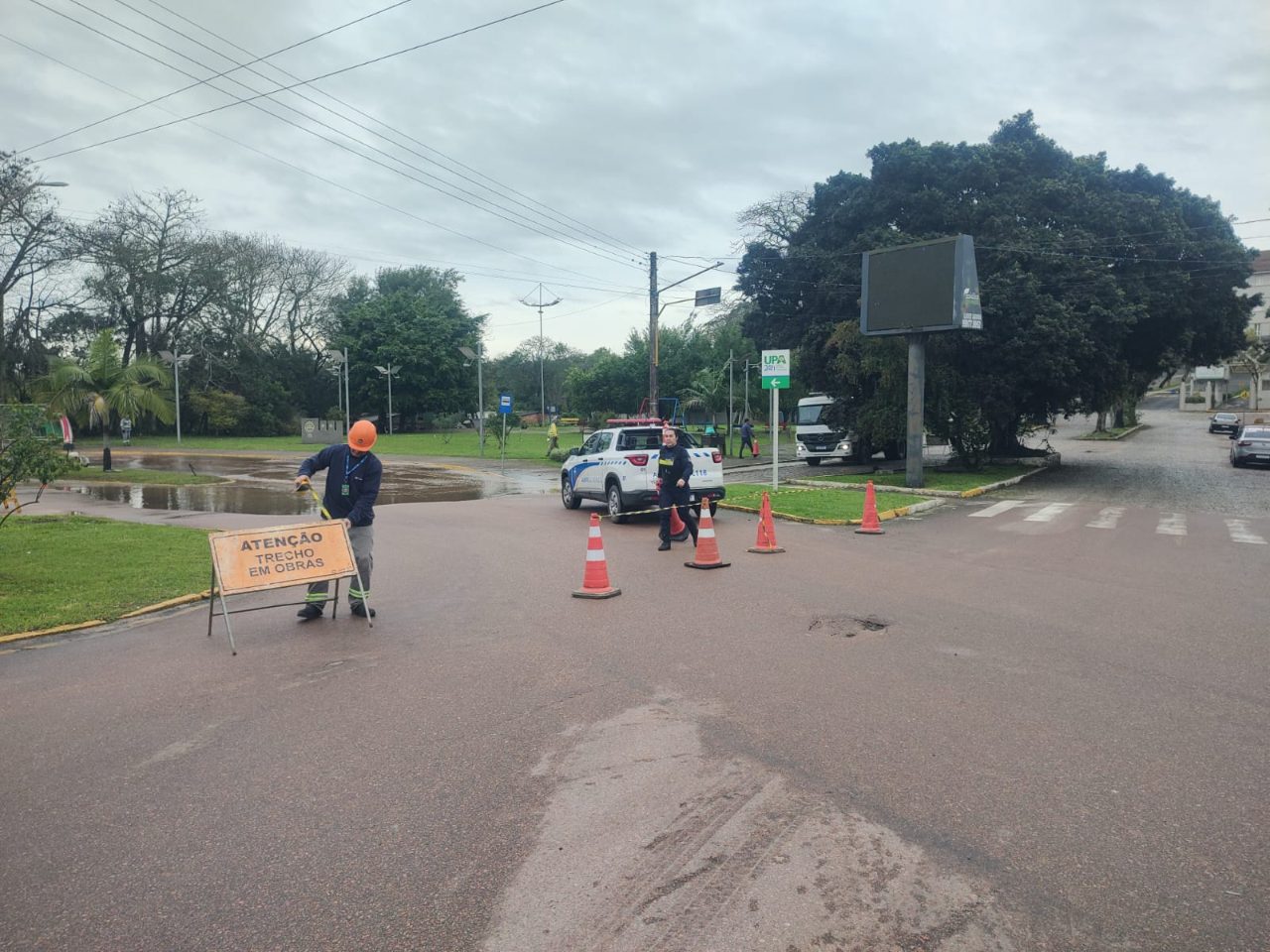 Rompimento de rede bloqueia trânsito em rótula da Bento Gonçalves em Camaquã